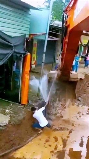 The water pipe was dug up, and the process of blocking the main water was shared by skillful methods