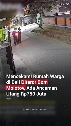 Sebuah rumah warga di Desa Pererenan, Bali, menjadi sasaran aksi teror bom molotov yang dilakukan oleh oknum preman berkedok penagih utang. Dalam rekaman CCTV, dua pelaku santai melempar molotov hingga membakar teras rumah korban, lalu meninggalkan surat ancaman berisi intimidasi utang fiktif sebesar Rp750 juta - Selengkapnya kunjungi website dengan klik link di bio atau download aplikasi di AppStore dan Google Play Store. #InilahNews #InilahCom #InfoBali #PolsekMengwi #BeritaViral
