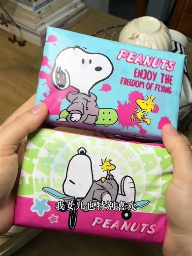 Wow it s a Snoopy cartoon pattern tissue paper Even the print inside is Snoopy s patte
