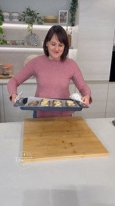 Con il macinato prova queste girelle ripiene Per l’impasto 500 g di macinato di bovino, 1 uovo, 50 g di formaggio grattugiato, 80 g circa di mollica fresca, 1 spicchio di aglio, 6 cucchiai circa di latte, prezzemolo, sale e pepe Per la farcia delle girelle 150 g di pancetta arrotolata a fette sottili, 150 g di Emmental o Edam a fette #carne #girelle #food #ricetta #cibodoc #vivomangiando | Cibo Doc