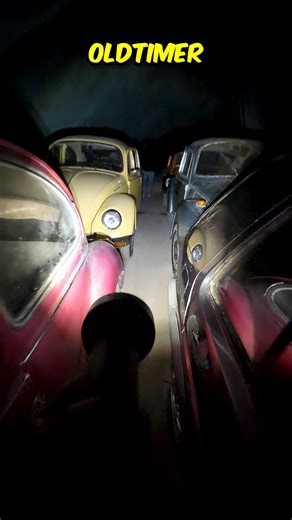 Unzählige Volkswagen-Oldtimer in einer Mine versteckt! Dieser Fund ist der absolute Wahnsinn! Wieso stehen all diese Fahrzeuge in diesem Stollen? Folge uns für mehr Lost Places und das lange Video zu diesem Ort findest Du natürlich auf unserem YouTube Kanal. #glitz_n_grime #abandoned #grime_lords #bandorebelz #discarded_butnot_forgotten #beautyindecay #moodygrams #welcometwoneverland #urbex_kings #lostplacesdeutschland #lostplacesphotography #urbexartists #verlasseneorte #urbexchampions #made_in