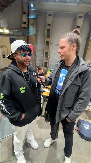 O que o @yvalentim__ faz quando vê um pro player em outro país???