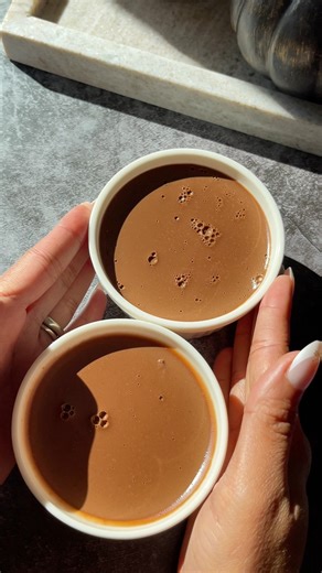 Ricette Natalizie Ep 15✨ Budino al cioccolato con soli 2 ingredienti! ✨🍫 Senza zucchero, senza lattosio e senza forno 😍Cremoso, goloso e pronto in pochi minuti,perfetto quando vuoi qualcosa di dolce ma leggero!Solo due ingredienti naturali per un risultato irresistibile 🤎 Provalo e ti sorprenderà con la sua consistenza e il gusto intenso di cioccolato! 🍮🍫 📝ingredienti 400 ml latte di cocco 170 gr cioccolato fondente ♨️ in frigo per circa 2-3 ore 🇪🇸🇪🇸🇪🇸🍫✨ ¡Pudín de chocolate con solo