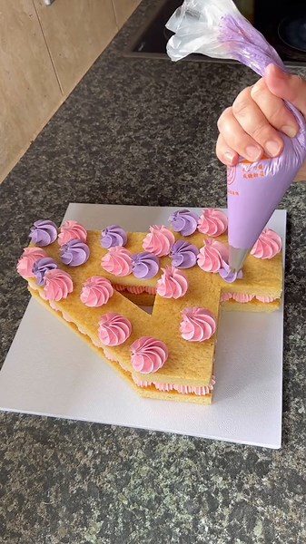 Replying to @Emma-Jay2468 #numbercake #caketips #aucklandcakes | number cake