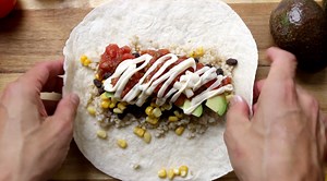 92K views · 1K reactions | J’adore la cuisine mexicaine et ses recettes tellement faciles à véganiser! Puis toute la famille en raffole. Idéal pour un lunch ou pour un souper de semaine rapide, ces burritos végétariens feront un malheur!  Recette ici: https://www.lacuisinedejeanphilippe.com/recipe/burritos-aux-haricots-noirs/ | La cuisine de Jean-Philippe | Facebook