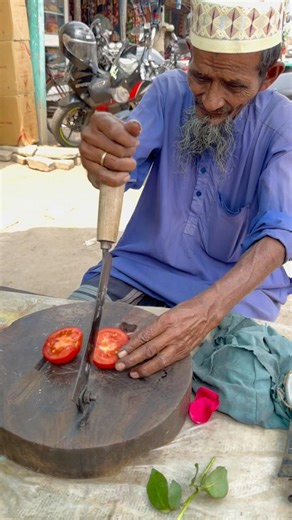Elderly Master’s Incredible Tomato Cutting Skills 😳 #shorts