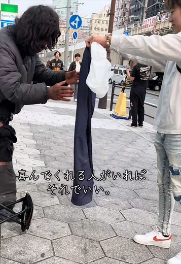 ホームレスの人がお腹を空かして、ズボンも破れてたのでほっとけませんでした。 お弁当とズボンをプレゼント🎁 微力ながら生活困窮者の方に力になりたい❗️ #トラック飯プレゼント #感動シーン #お弁当