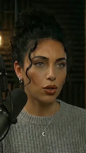 Malekikou ❤ | Elle a pas besoin d'un 14 février pour savoir si elle est aimée. Elle le sait déjà. Parce qu'une femme qui connaît sa valeur, elle regarde... | Instagram