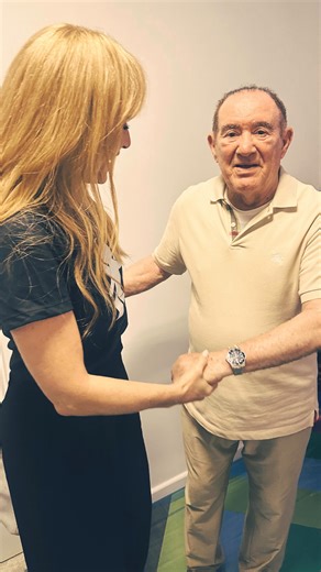 Angélica on Instagram: "Ontem foi dia de ensaio, reencontros e muita emoção. Estar ao lado do @renatoaragao é sempre um privilégio e poder dividir com ele essa história tão especial que é o @crianca.esperanca é algo que me enche de gratidão. Renato faz parte da memória afetiva de todos nós. Sua generosidade, seu talento e sua dedicação ao projeto há tantos anos inspiram e emocionam. Hoje é o grande dia! O Criança Esperança vai ao ar ao vivo, logo após a novela. Um programa que fala de solidaried