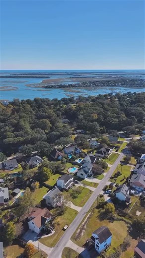🏡 NEW LISTING – JAMES ISLAND 🏡 📍 1427 Battle Ground Road | $899,990 ✨ 5 Bed | 4 Bath | Heated Pool | No HOA Beautifully maintained Lowcountry home in hear of James Island, featuring a heated in-ground pool, screened porch, and private fenced backyard! Recent updates include a new roof, HVAC, and fresh paint. Just minutes from Folly Beach and Downtown Charleston—with no HOA restrictions! Listed by: @dansellschas 📱 843-532-4653 📧 dan@danlorentz.com #NewListing #JamesIsland #CharlestonRealEsta