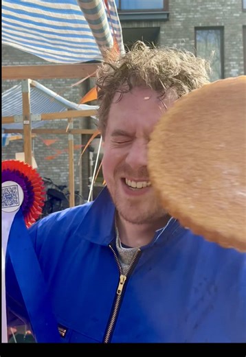 Ben jij ook een echte side hustler op de vrijmarkt tijdens Koningsdag en maak je gebruik van de Tikkie QR-code?👑 Maak op Koningsdag een foto van jouw kraampje, tag ons in je story en wie weet komt een van onze teams langs om jou te ridderen met het enige echte Tikkie Betaallintje! 🎖️🧡 #Tikkie #vrijmarkt #kraampje #Koningsdag #Koningsdag2026