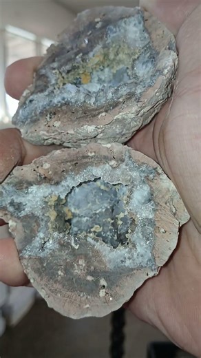 The GREEN In These Geodes When The Light Hits 💚!