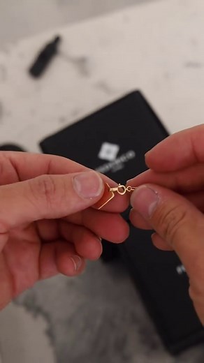 Cómo poner un dije en una cadena: Guía fácil