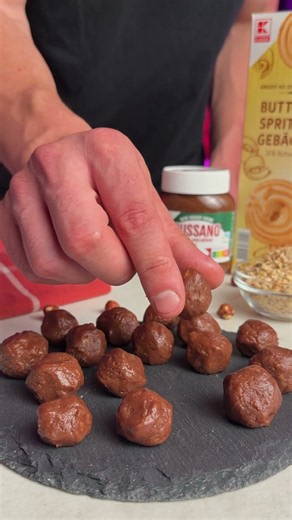 Enjoy the ultimate nougat-popcorn with crunchy cookies, hazelnut spread, and nuts! 🍫