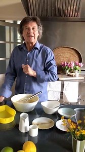 Ma recette facile du Biscuit au Citron 🍋🍋🍋 J’ai ressorti mon moule en forme de ❤️ pour vous confier ma recette préférée du Biscuit au Citron, la sortie du four dans la prochaine vidéo 👌🏼 | Chef Guy Martin