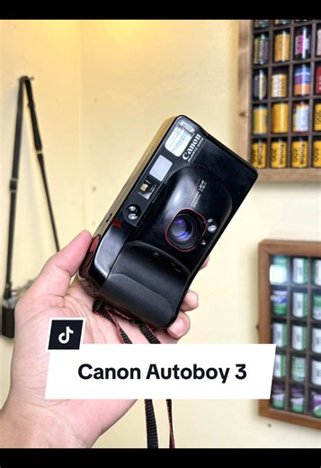 CANON AUTOBOY 3 -- #canonautoboy3 Zá: 1200k . Em pns này có chất lượng ảnh thật sự tốt, nét, bền ít lỗi mà có lỗi cũng dễ sửa, máy có ngoại hình gọn, nhẹ, auto dễ xài . Với lens fix có khẩu độ tương đối lớn 2.8, xóa phông và thiếu sáng ổn, máy có flash tích hợp, chụp đêm ngon, lên và tua film tự động, flash có thể auto hoặc chủ động tắt, hẹn giờ.. . Máy ở tình trạng tốt, lens đẹp, ngoại hình 98%, hoạt động hoàn hảo BAO TEST 2 TUẦN-BẢO HÀNH 1 THÁNG-1 ĐỔI 1 SHIP COD TOÀN QUỐC-NHẬN KEEP MÁY CÓ CỌC-