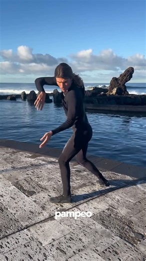 🇮🇨 TILEGIT SURF SCHOOL 🇮🇨 on Instagram: "La mayoría busca mejorar su carving repitiendo movimientos en el agua🙄 Pero la fluidez no aparece ahí. Aparece cuando tu cuerpo ya entiende el movimiento, cuando existe una memoria muscular sólida, creada fuera del agua y con un acompañamiento claro. En Tilegit trabajamos el carving desde la base, para que cuando entres al agua, el movimiento salga natural, estable y fluido. Porque mejorar de verdad no es improvisar, es entrenar con intención Si de v