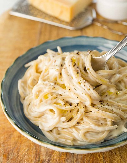 10-MINUTE CREAM CHEESE PASTA