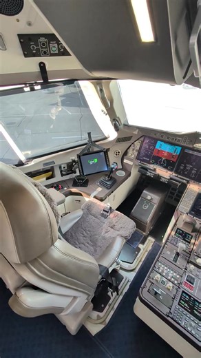 430K views · 7.7K reactions | C919 flight deck ✨️ | Airways Magazine | Facebook