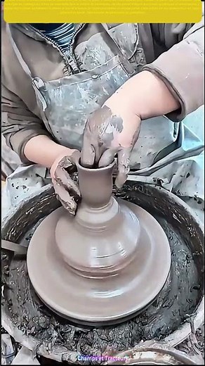 Modeler l'argile sur le tour : Comment la main - d'œuvre crée des chefs - d'œuvre céramiques