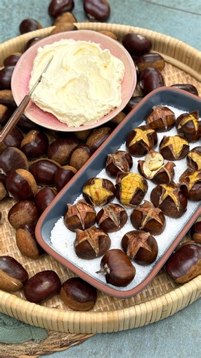 Arladk on Instagram: "Bagte kastanjer 🌰 Har du smagt bagte kastanjer??? De smager SÅ lækkert 👏 Du skal bruge: - 500 g friske spisekastanjer - 150 g groft salt - 100 g blødt smør - 1/2 tsk hvid balsamicoeddike - 1/4 tsk groft salt Tør kastanjerne med fx køkkenrulle. Skær - i toppen af hver kastanje - et stort kryds i skallen. Fordel saltet i et ovnfast fad (ca. 4 x 15 x 25 cm). Stil kastanjerne i saltet, med krydset opad og bag dem midt i ovnen i ca. 25 min. ved 225°. Bag yderligere ca. 5 min.,