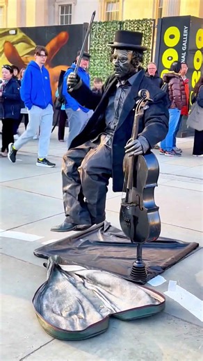How Levitating Cello-man works his magic surprising the audience.#floating #art #works #livingstatue