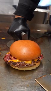 Arizona Smashburger🔥🍔 #cheese #burger #vienna #smashburger | Arizona Burger & Bar