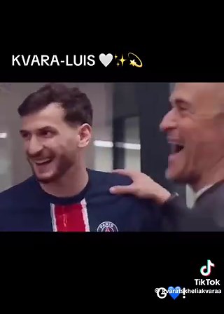 Luis Enrique a attendu Khvicha, quitte à se priver d’un renfort pendant un mercato.Dès le début, tu sens la connexion : il le suit, le corrige, s’agace parfois… parce qu’il attend énormément de lui.Et aujourd’hui, entre les courses, les gestes, les regards… t’as l’impression qu’ils sont déjà parfaitement connectés.Comme s’ils n’avaient même plus besoin de se parler sur le terrain.