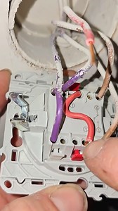 Comment remplacer un interrupteur double électriques Voilà une des configuration d'interrupteur double, ici un double va et vient avec une phase commune provenant d'un seul disjoncteur, il existe énormément de configuration d'interrupteur double dans l'électricité bâtiment c'est normal si vous tombez sur un double inter différent du miens n'oubliez pas de vous mettre en sécurité pour ce genre de travaux électriques #lesdisjonctés #lesdisjonctes #vaetvient #doubleinterrupteur #electricien #electr