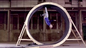 VIDEO - Trop fort : il réalise un looping en courant