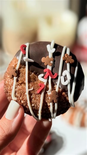 Chocolate-Dipped Gingerbread Cookies🎄🍪🍫👩‍🍳🧈✨(Recipe Below!) I’ve been in full gingerbread mode lately, so today I made these Chocolate-Dipped Gingerbread Cookies — soft, spiced, and perfect for holiday baking. 🤎✨ Sharing the full recipe below so you can make them too! Gingerbread Cookies 110g (½ cup) softened butter 130g (⅔ cup) brown sugar 1 tbsp (15g) molasses Mix until smooth. 1 egg 1½ tsp vanilla (2.5g) Mix until fluffy. Dry ingredients: 180g (1½ cups) all-purpose flour 1½ tsp (6.5g) 