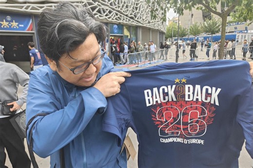« J'attends là depuis hier soir » : la chasse au maillot deux étoiles se poursuit dans les boutiques du PSG