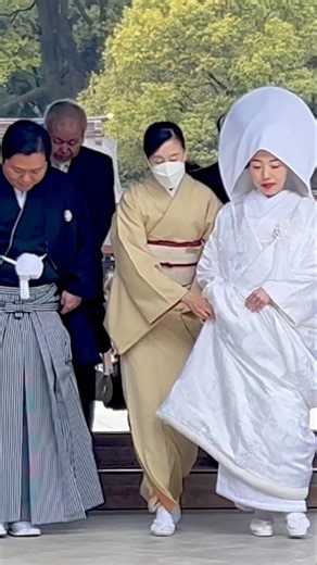 Traditional Japanese wedding - Bride and groom emerge at #meijijingu #shrine #tokyo #citydiaries