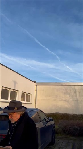 AHNJEKUMME enn Weißenfels😎 First things first: Erstmal FC gucken, dann Soundcheck. Et hätt noch immer joot jejange. (Et Trömmelche jing 2x). Noch anderthalb Stunden, dann geht’s auf die Bühne. Unser Puls dürfte dann wieder im Normalzustand sein.🤣⚽️🥁 #niedecken #mikeherting #fcköln #fußball #grafhardenberg #numaontheroad | BAP