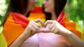 Habillage de couple lesbien dans drapeau arc-en-ciel, une...
