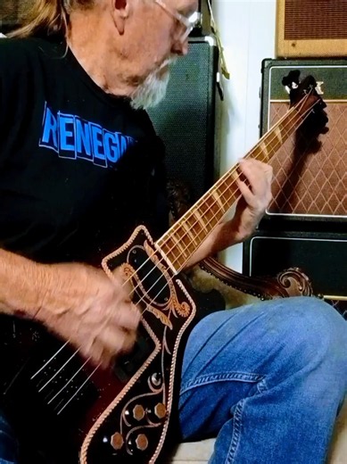 Rickenbacker 4001 bass like Chris Squire: classic prog rock tone