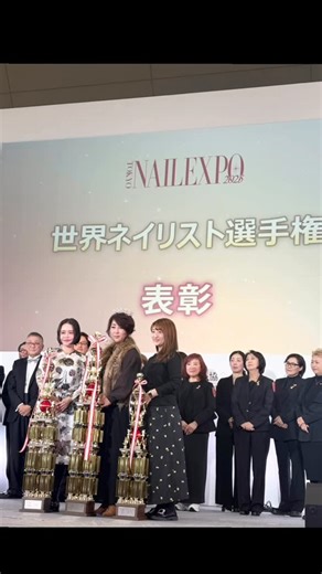 安達康江｜ネイルEXPO世界チャンピオンネイルスクール【国分寺】 on Instagram: "東京ネイルEXPO2025 世界選手権 優勝🏆 このような貴重な経験をさせていただき、 大会運営の皆さま、そして関わってくださったすべての方へ心より感謝申し上げます。 少し勇気のいる話ですが、 私のスタートは 【独学】 でした。 「スクール行かなくていいや」 「タダでどうにかしよう」 「ネイルなんて独学でいけるでしょ」 ——そんな理由で独学だったわけではありません。 ネイルが大好きでしたが当時は お金も時間もなく、仕事しながら生活して行くのが精一杯でした。 スクールに通うことが“物理的に不可能”だったので サロンで長時間労働の中、休憩時間もトイレ以外はすべて練習に費やし、1級まで取得しました。 1級合格後、認定講師資格試験に挑むため、 それまで貯めた全財産を握りしめて 認定校へ通いました。 しかし独学だった私は基礎から通学していた 生徒さんのようなサポートは受けられず YouTubeのワンボールの動画と 他校の単発レッスンで (もうコースに通う資金がありませんでした) 3ヶ月ほぼ寝ずに練習