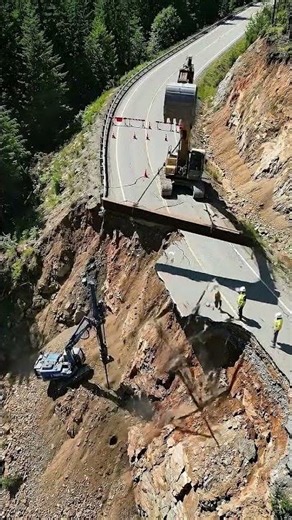 Proses Perbaikan Jalan Pegunungan yang Amblas Akibat Longsor | Konstruksi Cantilever di Lereng Curam