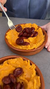 Receta de las famosas patatas revolconas o meneás, típicas de Ávila y otras provincias españolas. Es un puré de patatas con ajo y pimentón muy fácil de hacer, normalmente acompañado de torreznos, pero también se puede servir con beicon o chorizo. Receta explicada paso a paso. ····················································· INGREDIENTES: 1 kg de patatas 200 g de chorizo o torreznos 2 ajos picados 1 cucharada de pimentón dulce o picante Aceite de oliva virgen extra Sal | Las Recetas de MJ
