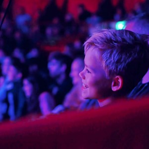 Komplett neues Programm: Erleben Sie Bernhard Pauls komplett neues Meisterwerk „ARTistART“ im laut Andy Warhol „wundervollsten Circus der Welt“ und lassen Sie sich in Roncallis märchenhafte Circuswelt entführen. | Circus-Theater Roncalli