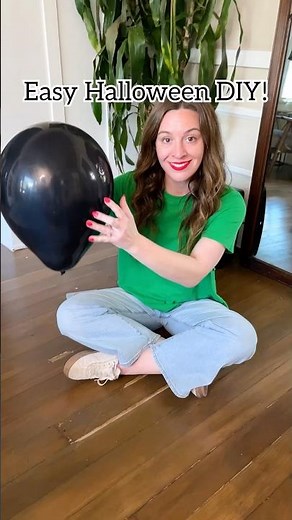 Use balloons and streamers to make a creepy cute giant balloon spider! #spider #Halloween #balloon