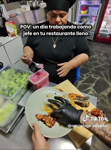 Un día en la vida de un jefe en el restaurante