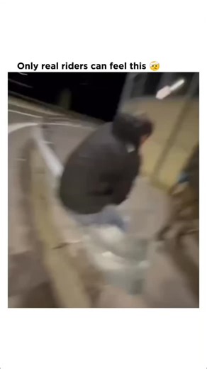 sci || tech || historym on Instagram: "在日本，研究人员正利用智能人行道将日常活动转化为清洁能源⚡。这些道路内嵌特殊的压电材料，可以从行人的脚步中收集动能。当人们行走、奔跑或跳跃时，路面会轻微变形，从而产生机械压力。压电晶体将这种压力转化为电能🔋。 这些能量可用于照亮路灯、为公共显示屏供电，甚至监测行人流量。这种技术不仅减少了能源浪费，还展示了未来城市的无限可能🌍。 在东京、京都等城市的试验区，人们的每一步都在为绿色地球贡献力量💚。科技让生活更环保，也让每一个脚步更有意义✨"