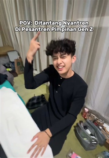 Ketika influencer jutaan followers tiba tiba NYANTREN & jadi PENGURUS PONDOK! 😱😂 Satu hari menjadi santri @daarul_mansur kali ini @fahryy20 @alwanr__ @mas_nizar dapet tugas menjadi Guru Dirosah & pengurus santri Daarul Mansur Selain itu, mereka juga ditugasin buat BANGUNIN SANTRI! 🤩😆🤣 (kalian bisa lihat part bangunin santri di konten mereka nanti yaaaa) #LifeAtDarman #DaarulMansur