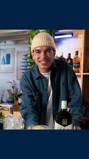 Sain on Instagram: "O @Sainktt passou a visão: o Ballantine’s Finest é um whisky elegante, suave e que combina com os mais variados tipos de rolês e diferentes receitas de drinks. Dessa vez ele ensinou como costuma se refrescar com a sua versão do Balla Ginger. Inspire-se nesse drink by Sain para criar a sua própria versão do Balla Ginger e siga #aBALLAndoTabus 弄 #NãoTemJeitoErrado [Aprecie com responsa. Não compartilhe com menores de 18 anos.]"