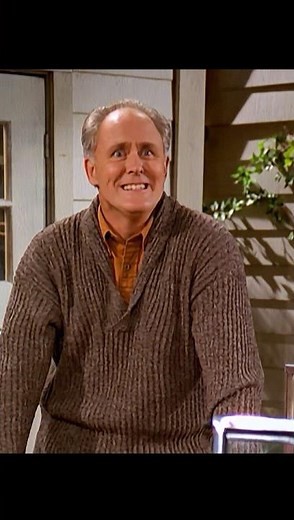 Alien’s first attempt to make friends #happy #movie #sitcom #funny