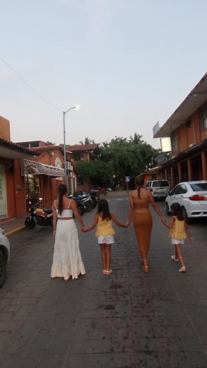 Por lo menos mi canción disipó el drama 😂🩷 las amo! @balitas.lucianaycamila aunque no me dejen usar la tele 🙂‍↕️ | La Bala