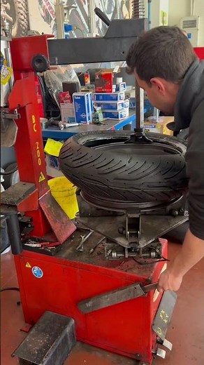 ¿Cómo se cambia un neumático de moto? #motos #neumáticos