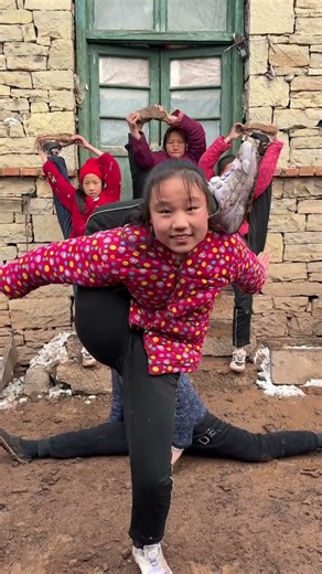 Kung Fu training for the whole family, mobilization of the whole family, daily training, one min