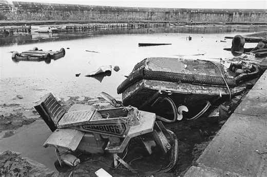 11 shocking photos of the boating pool when it was abandoned in the 1980s